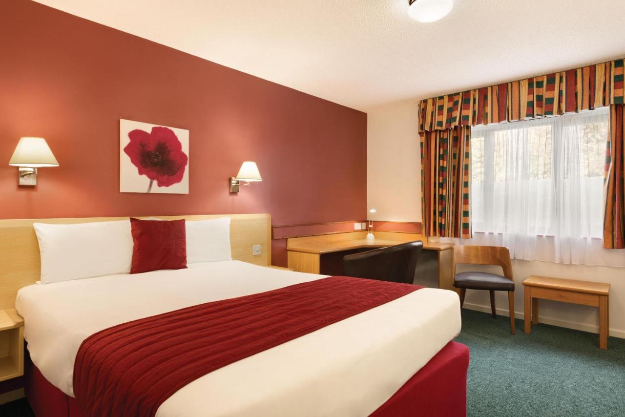 Days Inn Hotel Bradford - Leeds Бригхаус Екстериор снимка