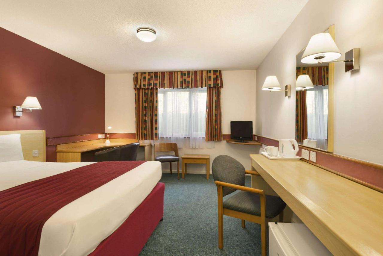 Days Inn Hotel Bradford - Leeds Бригхаус Екстериор снимка
