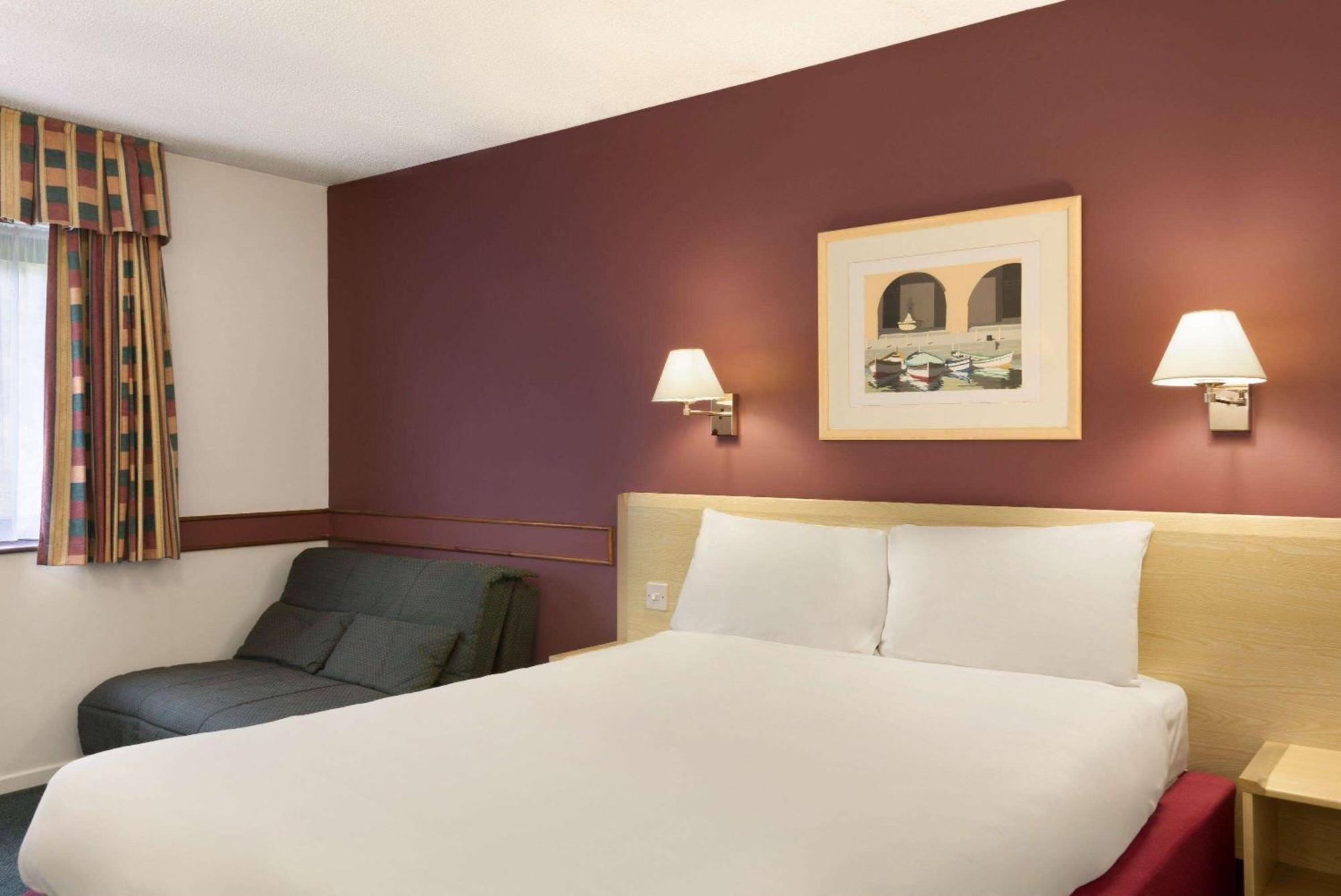 Days Inn Hotel Bradford - Leeds Бригхаус Екстериор снимка
